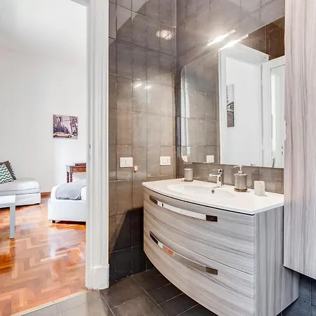 Lejlighed Large And Bright Flat In San Giovanni Rom