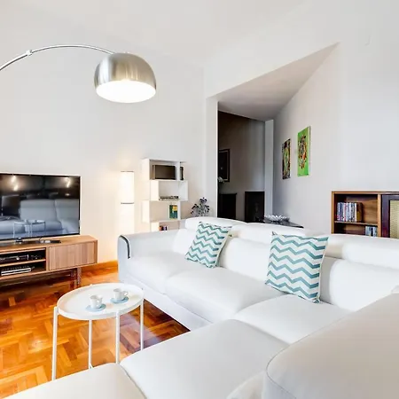 아파트 Large And Bright Flat In San Giovanni