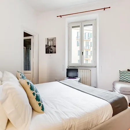 Large And Bright Flat In San Giovanni 아파트